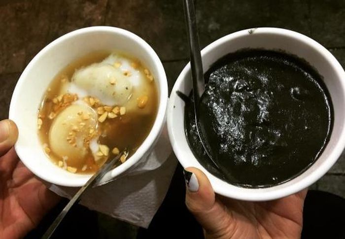 Những loại chè xưa của Hà Nội cũng được quán chế biến phục vụ thực khách. Ngay cả mùa đông hay mùa hè thì những bát chè nóng vẫn làm xiêu lòng bất cứ thực khách nào, dù là khó tính nhất. Ảnh: Linh Trang.