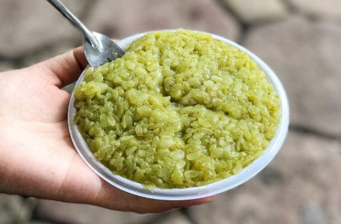 Một nét đặc trưng của quán là phục vụ món cốm xào, chè kho, món ăn đặc trưng của người Hà Nội. Ảnh: Thanh Thúy.