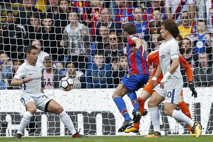 Phút thứ 11, tận dụng tình huống hỗn loạn trước khung thành Chelsea, tiền vệ Cabaye tung cú sút đập trúng người Azpilicueta khiến bóng đổi hướng bay thẳng vào lưới, mở tỷ số cho đội chủ nhà. Đây cũng là bàn thắng đầu tiên của Palace ở Ngoại hạng Anh mùa này và còn đặc biệt hơn khi nó được ghi vào lưới nhà đương kim vô địch Chelsea.