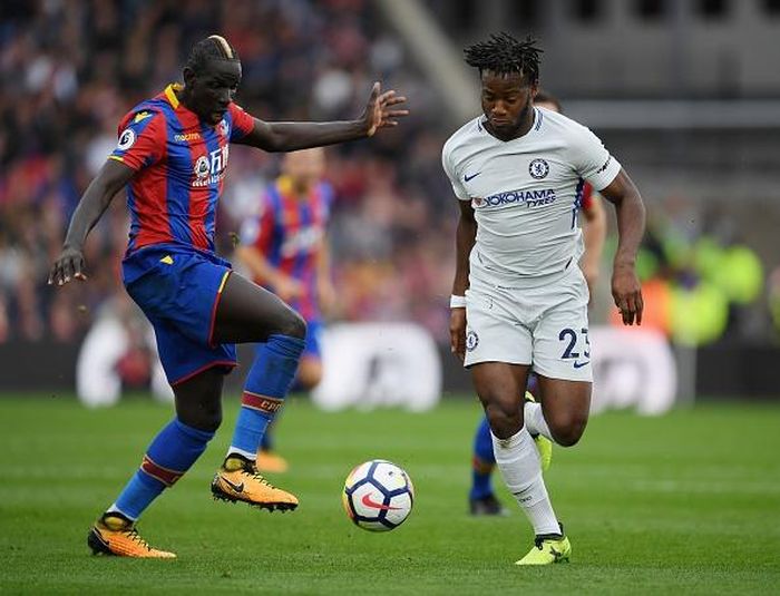 Được Conte tin tưởng cho đá chính từ đầu nhưng Michy Batshuayi gần như mất hút trên sân. Bất lực trước sự vụng về của cậu học trò, phút thứ 57, Conte quyết định rút Batshuayi ra sân để thay vào đó là Pedro. Đây là lần thứ hai Conte thà chơi không tiền đạo còn hơn sử dụng chân sút người Bỉ. Trước đó, ông cũng không tung Batshuayi vào sân trong trận gặp Manchester City khi Morata dính chấn thương từ rất sớm.