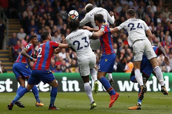 Nhưng cũng chỉ 7 phút sau, Bakayoko đã san bằng cách biệt cho Chelsea với một tình huống đánh đầu khá thoải mái. Đây cũng là bàn thắng đầu tiên của anh tại Premier League. Để làm được điều này, cầu thủ người Pháp chỉ cần duy nhất một cú sút trúng đích kể từ đầu mùa.