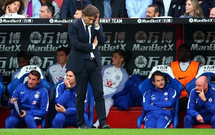 Đây là lần thứ hai Chelsea nhận hai trận thua liên tiếp tại Premier League dưới thời Antonio Conte. Ngoài ra, The Blues cũng đã thất bại 6/7 trận gần nhất tại Premier League mà họ bị dẫn trước trong hiệp một. Lần cuối cùng Chelsea giành chiến thắng sau khi bị dẫn bàn ngay ở hiệp một là trong trận đấu với Manchester City vào tháng 12/2016.