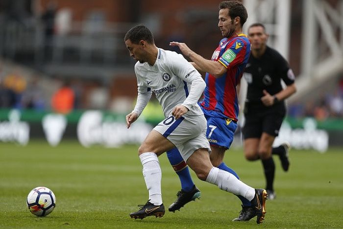 10 phút sau tiếng còi khai cuộc, Crystal Palace chủ động dồn ép các cầu thủ đội khách với lối chơi áp sát nhanh cùng sự biến ảo của Wilfried Zaha bên hành lang cánh phải. Choáng ngợp trước đòn phủ đầu của đội bóng bét bảng, các cầu thủ phòng ngự bên phía Chelsea liên tiếp mắc lỗi khiến khung thành Courtois luôn ở trạng thái đáng báo động.