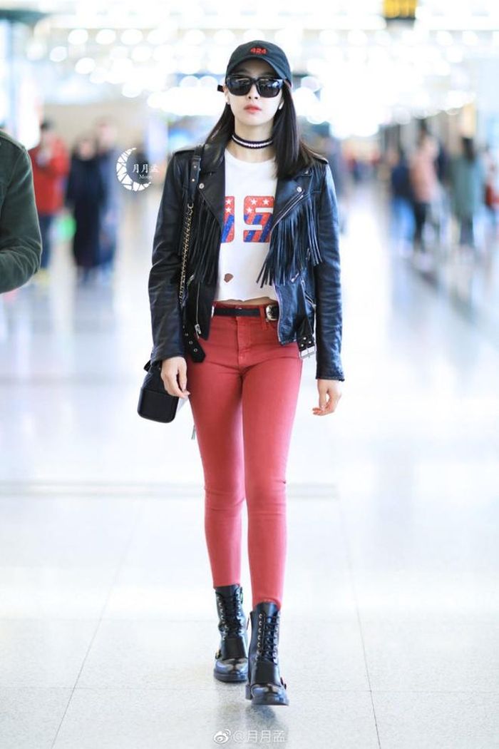 Victoria Song cá tính, sành điệu hơn khi lựa chọn áo khoác da tua rua cùng quần jeans nổi bật và đôi combat boots hầm hố.