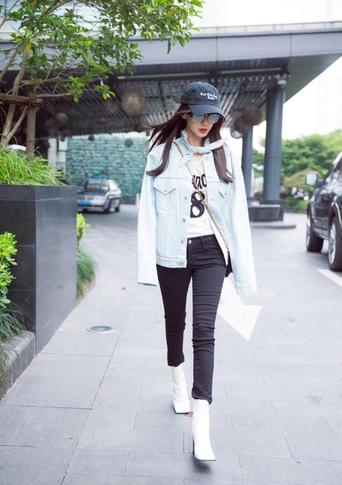 Người đẹp Angela Baby thể hiện chất riêng khi mix những trang phục sành điệu xuống phố mỗi ngày. Cô lựa chọn áo khoác denim thắt nơ cùng áo thun slogan, quần skinny và đôi boots trắng sành điệu trong mùa thu này. 