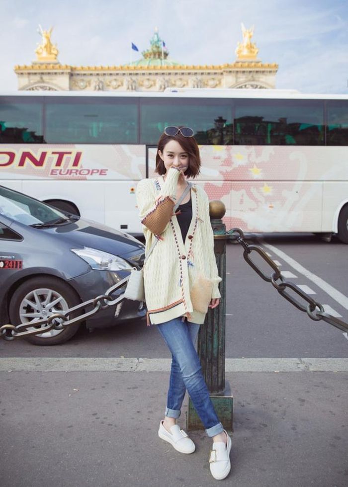 Dương Mịch mix chiếc áo cardigan gam màu nhã nhặn cùng quần jeans xắn gấu và nhấn nhá thêm chiếc mắt kính gọng tròn sành điệu. 