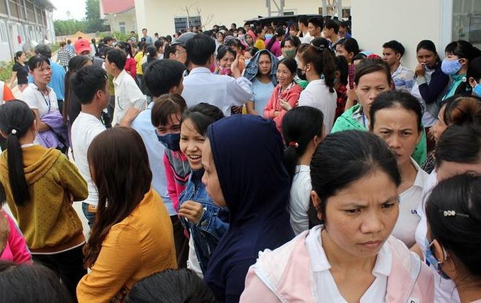 Hơn 500 công nhân đình công để đòi quyền lợi. Ảnh: Đắc Đức.