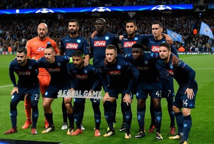 Man xanh đang sở hữu mạch 17 trận bất bại trên tất cả đấu trường. Napoli còn ấn tượng hơn với 20 trận không thua liên tiếp tại sân chơi Serie A (toàn thắng cả 13 trận gần nhất). Tại Premier League, Man City nổ súng trung bình 3,6 lần/trận. Trong khi đó ở Serie A, Napoli cũng đạt hiệu suất lên tới 3,2 bàn/trận. Cuộc so tài giữa hai đội, vì thế, được kỳ vọng là ngày hội bóng đá tấn công. 