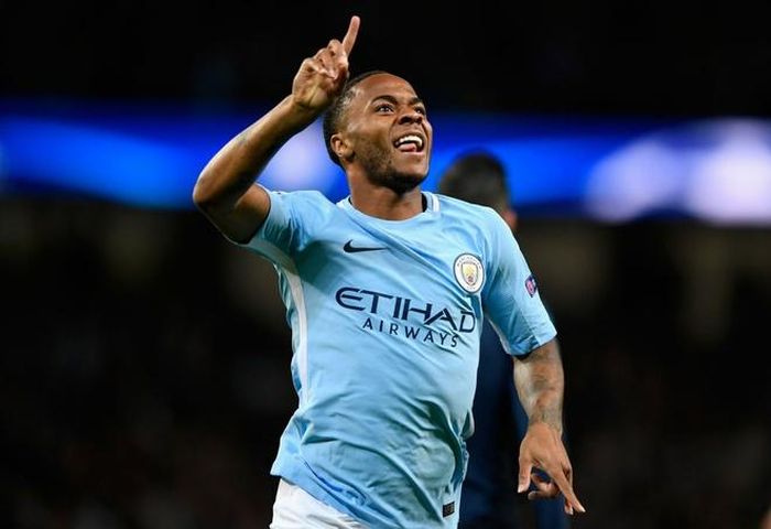 Trên sân Etihad, Man City phủ đầu và có bàn thắng từ sớm. Phút thứ 5, trong đợt tấn công nhịp nhàng ở cánh trái, David Silva căng ngang khó chịu vào phía trong. Kyle Walker đặt lòng chân phải, bóng đập vào Koulibaly bật ra và Sterling có mặt đúng lúc sút nối tung lưới Napoli. 
