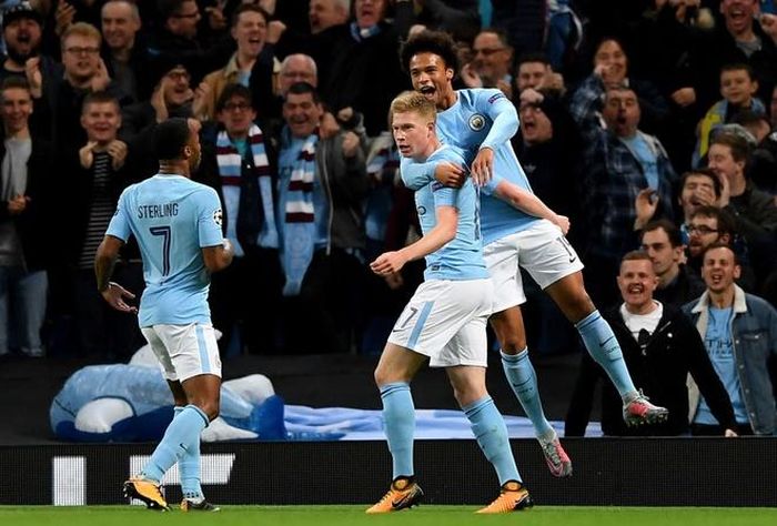 Thắng đối thủ trực tiếp, thầy trò Guardiola duy trì mạch trận toàn thắng tại vòng bảng Champions League 2017/18, giành 9 điểm tuyệt đối và coi như đặt 1 chân vào vòng sau. Chỉ cần đoạt ít nhất 1 điểm trong 3 trận còn lại thì coi như Man xanh sẽ vượt qua vòng bảng và đó là nhiệm vụ quá dễ dàng với họ.