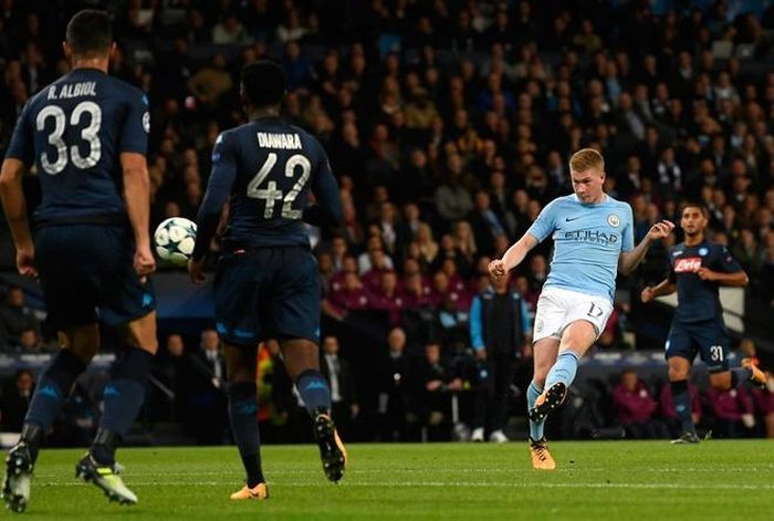 Phút 25, Kevin de Bruyne thực hiện pha cứa lòng kỹ thuật, thủ môn Reina bay người bất lực nhưng bóng dội trúng xà ngang.