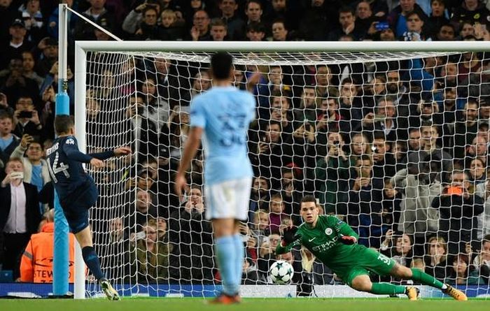 Phút 38, trọng tài cho đương kim á quân Serie A hưởng phạt đền sau khi Raul Albiol bị Kyle Walker vật ngã trong vùng cấm địa. Dries Mertens, tay săn bàn số 1 Napoli từ đầu mùa, lãnh trách nhiệm sút penalty và anh đã thất bại trước cái chân của thủ thành Ederson. 