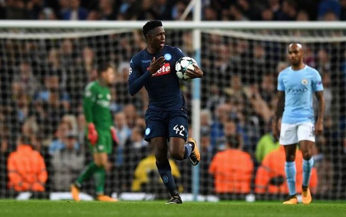 Phút 71, Ghoulam nỗ lực đột phá vào vùng cấm địa Man City và khiến Fernandinho phải phạm lỗi. Quả phạt đền thứ hai cho Napoli. Lần này, Amadou Diawara thay Mertens đá phạt đền và cầu thủ người Guinea đã không mắc bất cứ sai lầm nào để rút ngắn tỷ số xuống 1-2 cho Napoli. Trong 7 lần gần nhất chịu phạt đền ở Champions League, Man City chỉ thủng lưới 1 lần. 