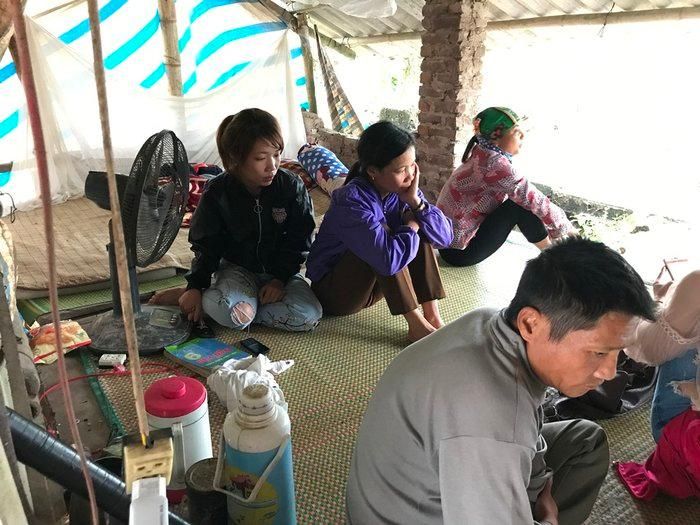 Nhiều người đến động viên gia đình Nguyễn Văn Thức và Hoàng Văn Tài sau khi sự việc xảy ra.