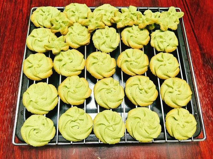Bạn cho khay bánh vào lò nướng khoảng 10 phút thì hạ nhiệt xuống còn 180 độ, nhiệt dưới 170 độ, và nướng thêm 10 phút nữa là bánh chín. Bạn lấy khay bánh ra để cho nguội bớt, rồi xếp bánh lên giá sắt cho bánh nguội hẳn mới đem cất bánh vào hũ sạch, đậy nắp kín bảo quản dùng dần.