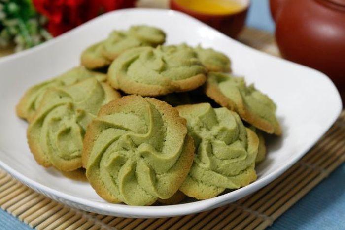 Bánh quy bơ trà xanh giòn tan, thơm lừng mùi vị bơ và trà xanh, vị ngọt rất vừa phải.