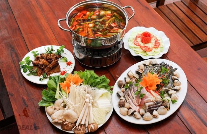 Phi thơm hành với cà chua. Sau đó cho cà chua vào nồi nước dùng xương. Để có một nồi nước dùng ngọt nước và có vị chua cay hợp với món lẩu cá, nên ninh phần xương lợn với xương cá sau đó cho thêm me chua cùng vài cái nấm hương, cà chua xào sơ với chút gia vị vừa miệng.