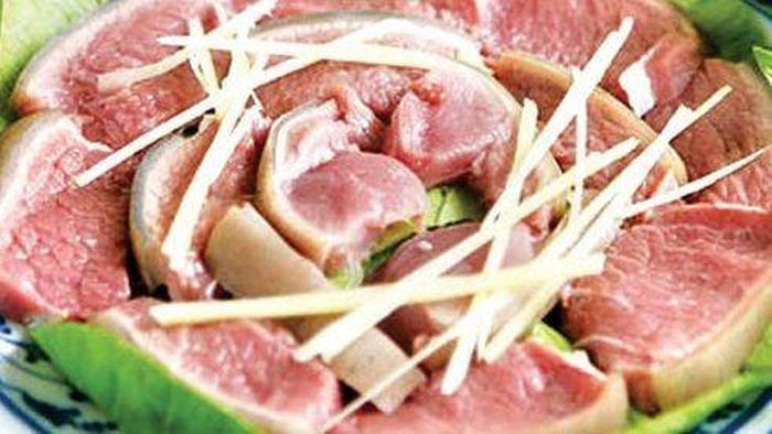 4. Lẩu dê. Nguyên liệu: Thịt dê, nấm, khoai môn, củ sen, đậu phụ, rượu vang, váng đậu, tỏi, hành băm nhuyễn, gia vị muối, nước mắm, hạt nêm, đường, ngũ vị hương, bột ớt, tiêu cay, nước cốt dừa, bún, rau ăn lẩu. Ảnh: GiaDinh.TV.