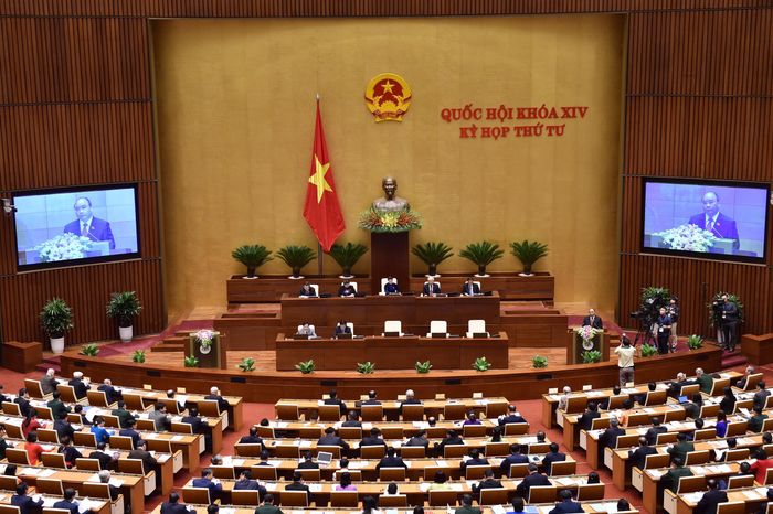 Thay mặt Chính phủ, Thủ tướng Chính phủ Nguyễn Xuân Phúc trình bày Báo cáo về kết quả thực hiện kế hoạch phát triển kinh tế-xã hội năm 2017; kế hoạch phát triển kinh tế-xã hội năm 2018. Ảnh: VGP