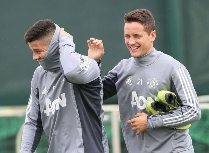 Tương tự Ibrahimovic, Rojo cũng sẽ ấn định ngày trở lại vào Giáng sinh năm nay, đây cũng là giai đoạn đặc biệt quan trọng với MU khi họ phải căng sức thi đấu vài trận trong vòng một tuần lễ.
