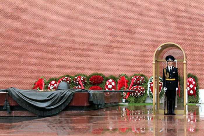 Tượng đài Liệt sĩ Vô danh và Ngọn lửa Vĩnh cửu bên tường thành Điện Kremlin.