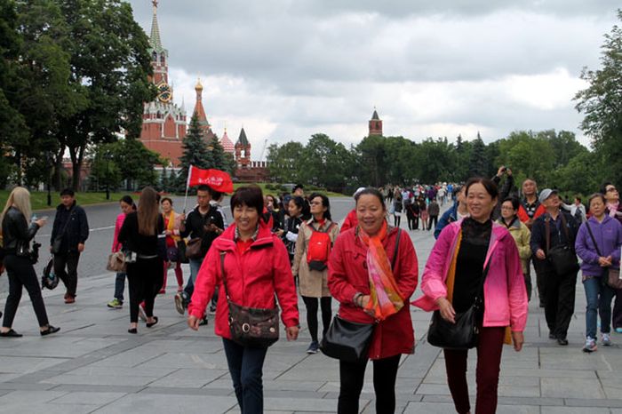 Du khách tham quan trong khu vực nội Điện Kremlin.