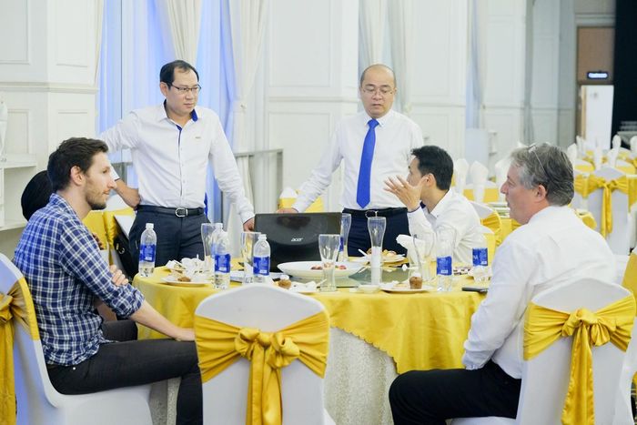 Khoảnh khắc Ban Giám Khảo tranh luận gay gắt trước khi chọn ra Top 3 ý tưởng chiến thắng. Có thể khẳng định, “ACB We Innovate Now” không đơn thuần là một sân chơi sáng tạo công bằng, kích thích năng lượng đổi mới, cách tân của những người ACB mà còn là bước chuẩn bị cải tiến giúp ACB phát triển hơn và bắt nhịp công nghệ nhanh hơn