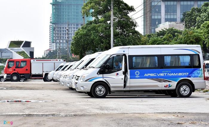 Trước đó, ngày 25/10, tại Đà Nẵng lễ bàn giao và ký kết tiếp nhận ôtô phục vụ công tác vận chuyển trong những ngày Tuần lễ cấp cao APEC đã diễn ra. Theo chỉ đạo của Ủy ban Quốc gia APEC 2017, Tiểu ban Vật chất - Hậu cần đã quyết định giao cho một đơn vị kinh doanh du lịch lữ hành và một công ty chuyên sản xuất ôtô đảm nhận việc vận chuyển, phục vụ các đại biểu. 