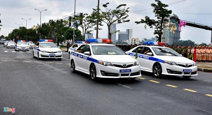 Chiếm phần lớn trong dàn ôtô là những chiếc Toyota Camry bản nhập khẩu. Những xe sử dụng cho APEC được đánh biển số tạm với đầu T80 (T - tạm, 80 - thuộc quản lý của Bộ Công an, 17 là năm diễn ra 2017 và còn lại là số thứ tự). Bộ Công an yêu cầu lực lượng cảnh sát giao thông phải tập trung thực hiện nhiệm vụ, không được lơ là và tuyệt đối không để xảy ra tai nạn giao thông trong Tuần lễ cấp cao APEC.