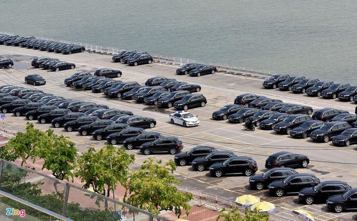 Dàn xe sang đậu san sát ở bãi đỗ cảng sông Hàn. Audi A6 1.8 TFSI phiên bản giới hạn màu đen, trang bị khóa thông minh gồm chức năng khóa cốp điều khiển bằng cảm biến, hỗ trợ đóng cửa điện cho tất cả các cánh cửa, khoang để hành lý, cảnh báo chống trộm, nội thất ốp gỗ nâu, và vành kích cỡ 18 inch. 