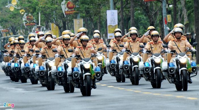 Để đảm bảo tình hình an ninh và giao thông tại Đà Nẵng trong thời gian diễn ra APEC, Cục Cảnh sát giao thông đã triệu tập gần 1.000 cán bộ, chiến sĩ cùng hàng trăm ôtô, môtô đặc chủng, công cụ, thiết bị kỹ thuật hỗ trợ để tham gia phục vụ công tác. 
