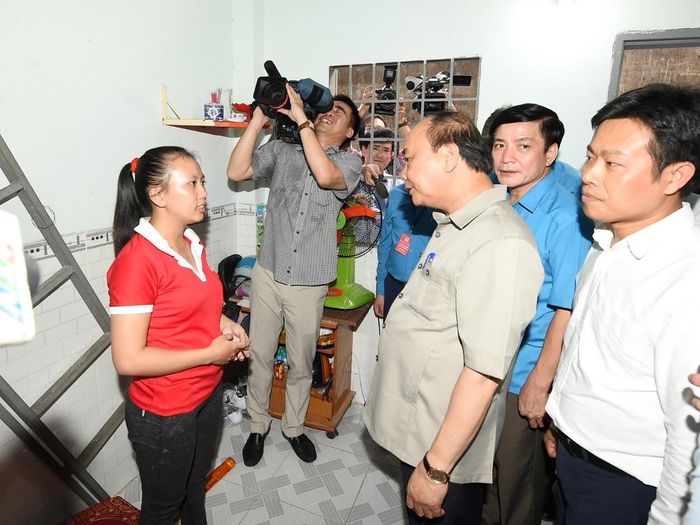Thủ tướng hỏi thăm các công nhân tại nhà trọ. - Ảnh: VGP/Quang Hiếu
