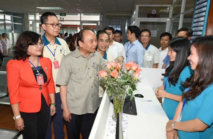 Thủ tướng thăm phòng khám đa khoa dành cho công nhân. Ảnh: VGP/Quang Hiếu