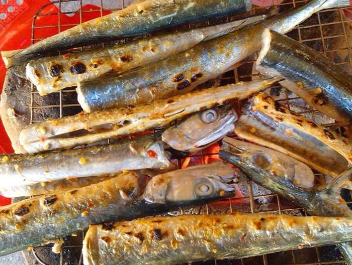 Chiên, kho lạt, làm gỏi cá, nướng bẹ chuối hay nướng muối ớt là những cách chế biến cá xương xanh ngon và hấp dẫn. (Ảnh Sahuynh)