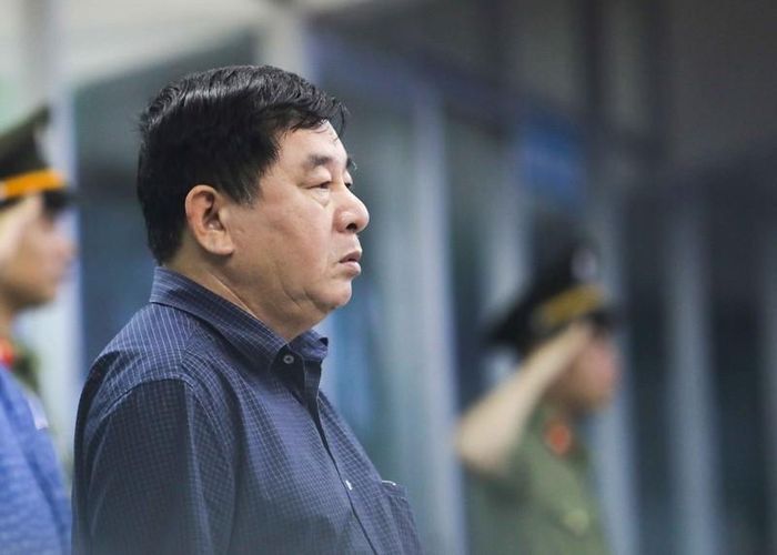Trên khán đài Trưởng ban Trọng tài Nguyễn Văn Mùi... tím mặt với quyết định khó hiểu sau hội ý của tổ trọng tài?