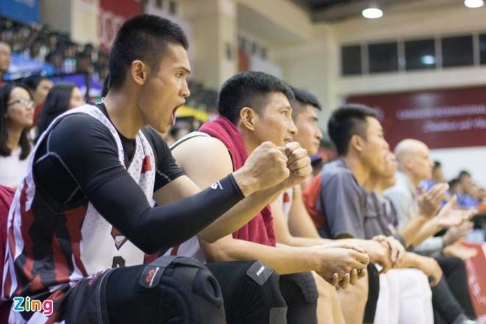 SGH luôn để đối thủ dẫn trước, thậm chí có những lúc cách biệt lên tới 14 điểm. Rất nhiều lần trong trận đấu, các cầu thủ TLW được ăn mừng những pha ghi điểm của động đội.