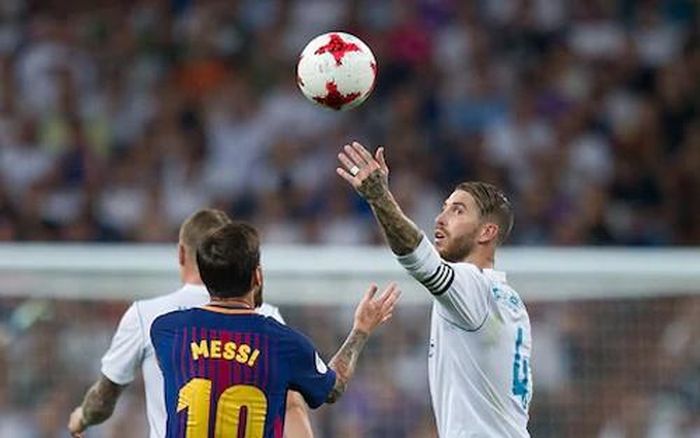 Ramos tung bóng chọc tức Messi. Ảnh: AP.