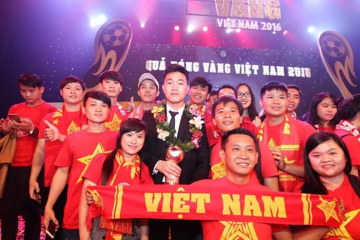 Xuân Trường bên cạnh khán giả hâm mộ tại Gala trao giải QBV 2016. Ảnh: DŨNG PHƯƠNG