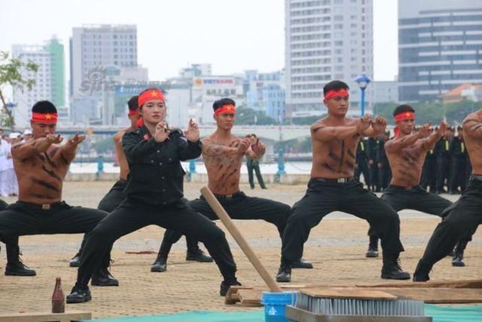 Tự tin thể hiện trình diễn khí công cùng các đồng nghiệp nam. Nguồn ảnh: VOV.