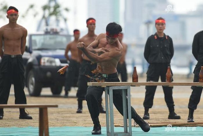 Màn trình diễn của lực lượng cảnh sát cơ động có nhiều bài cực kỳ nguy hiểm, chỉ dành cho những người đã được tập luyện thường xuyên. Nguồn ảnh: VOV.