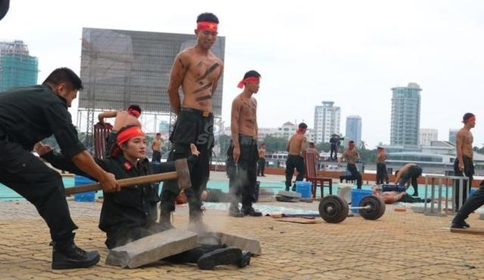 Các bài tập luyện của nữ cảnh cảnh sát cơ động Việt Nam hoàn toàn không có gì khác biệt với các đồng đội nam, do vậy để "thành tài" những nữ chiến sĩ cảnh sát cơ động của chúng ta cũng đã phải trải qua một quá trình luyện tập rất gian khổ. Nguồn ảnh: VOV.