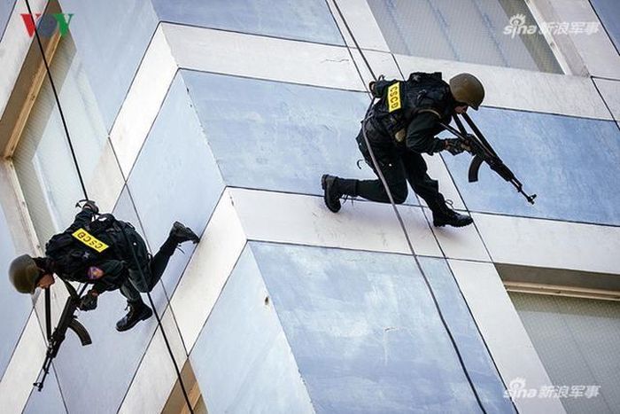 Đây là cách tiếp cận an toàn và hiệu quả nhất trong các vụ tấn công khủng bố bắt cóc con tin. Nguồn ảnh: VOV.