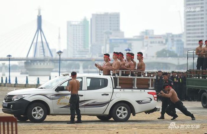 Dùng cổ đẩy xe bán tải chở 6 người trên thùng. Nguồn ảnh: VOV.