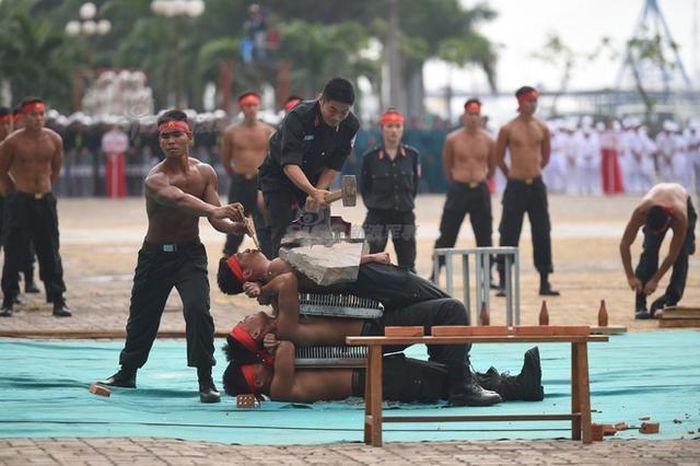 Các cư dân mạng trên trang Sina của Trung Quốc đều tỏ ra thán phục trước những màn thể hiện của các nữ Cảnh sát Cơ động Việt Nam nói riêng và của toàn lực lượng Cảnh sát Cơ động Việt Nam nói chung. Nguồn ảnh: VOV.