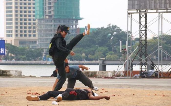 Màn trình diễn võ thuật đối đầu cùng một lúc với nhiều tên khủng bố giả định của những nữ Cảnh sát Cơ động Việt Nam đã thu hút được rất nhiều sự quan tâm của độc giả nước ngoài. Nguồn ảnh: VOV.