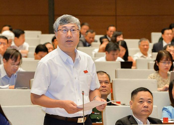 Đại biểu Trần Văn Lâm cho rằng, bộ máy cơ quan Nhà nước hiện nay vẫn còn cồng kềnh, có nơi còn trì trệ. Ảnh: Văn Bình