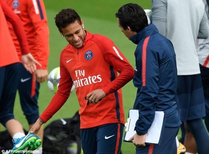 Neymar càng khiến đồng đội chán ghét khi cho rằng các buổi phân tích của HLV Unai Emery khiến anh buồn ngủ.
