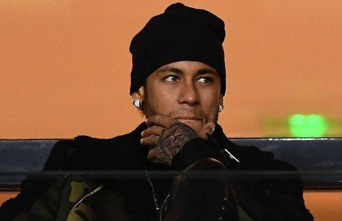 Từ khán đài Parc des Princes, Neymar ắt hẳn đã cảm nhận được thái độ thù địch từ mọi phía.