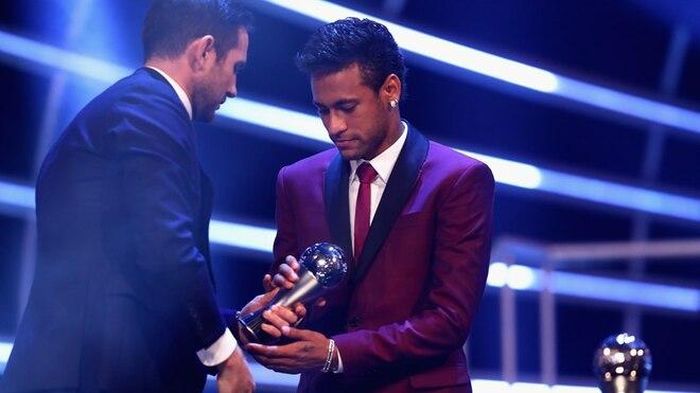 Neymar rõ ràng không vui khi chỉ có tên trong Đội hình tiêu biểu và đứng thứ 3 chung cuộc của giải Cầu thủ xuất sắc nhất FIFA năm nay.