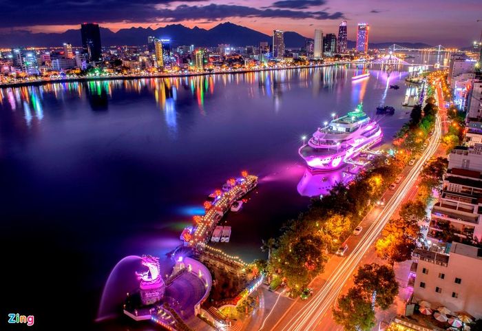 Nhờ những nỗ lực tích cực của cả chính quyền Đà Nẵng cũng như người dân từ đầu tháng 7 cho tới nay, thành phố đáng sống nhất Việt Nam lại càng trở lên xanh sạch đẹp, lung linh, rực rỡ đặc biệt khi thành phố lên đèn. Ảnh: Đào Quang Tuyên.